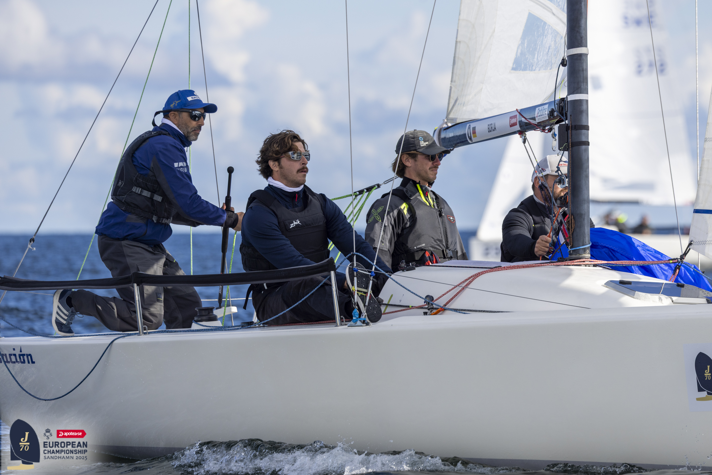 Fernando Borja steuert das J/70-Boot während der Europameisterschaft in Sandhamn, umgeben von Wind, Wellen und Fokus auf das Rennen.