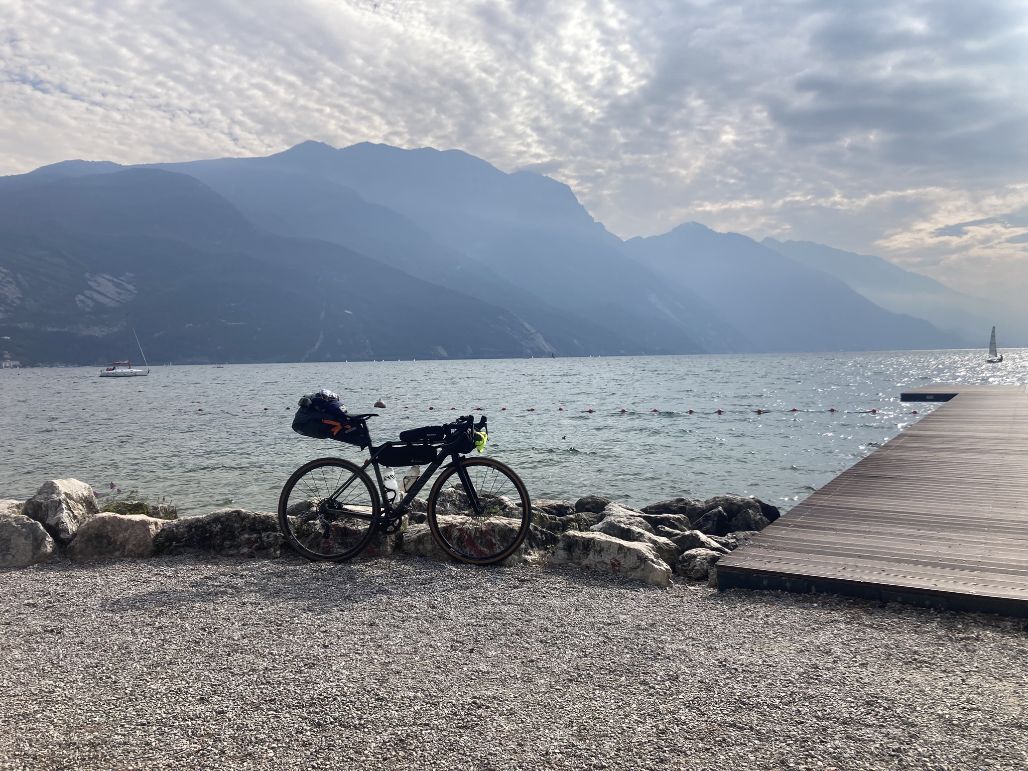 Radfahrer überquert die Alpen mit seinem Gravelbike auf einer Solo-Bikepacking-Tour zum Gardasee.