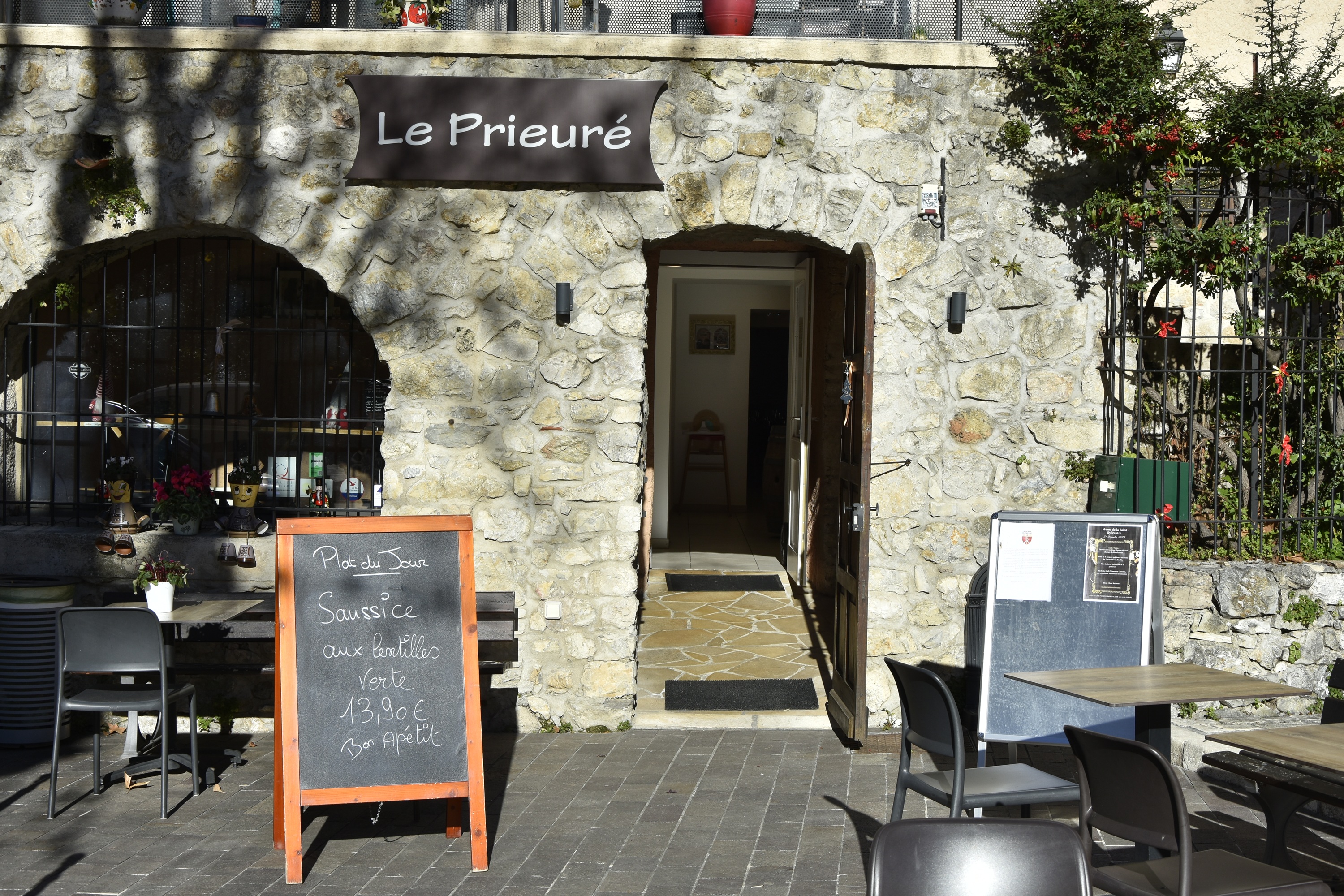 Personne s'adressant à la foule lors d'un événement public