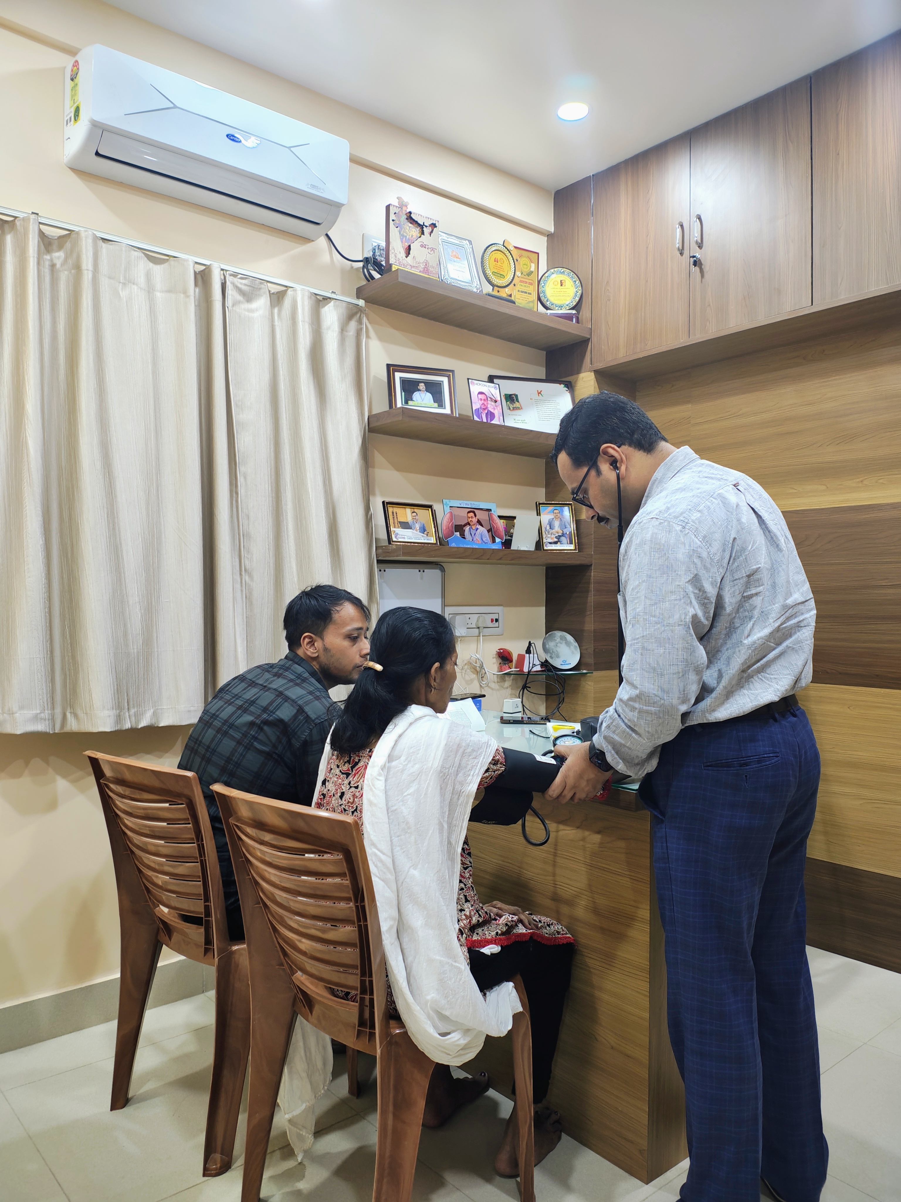 A doctor consulting with a patient about pulmonary health