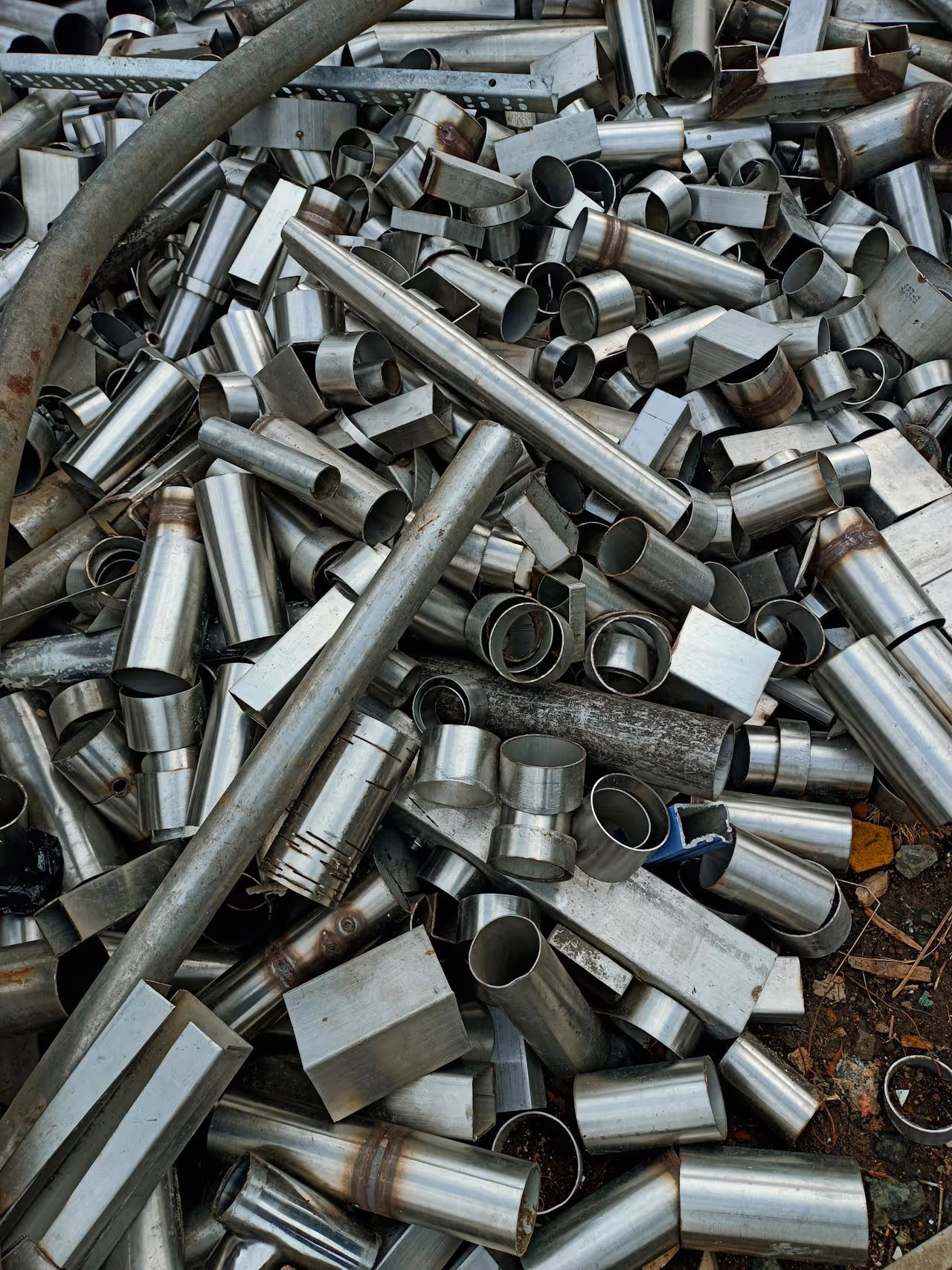 Sorting Aluminum Scraps for Aluminum Scrap Recycling Sacramento Aluminum scraps need to be sorted to remove contaminants and separate alloys for aluminum scrap recycling Sacramento pickup.