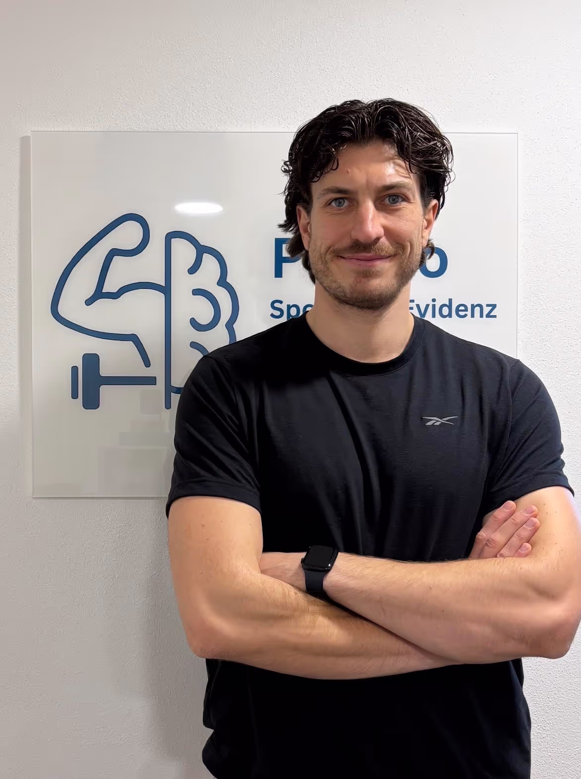 Physiotherapeut bei der Behandlung eines Patienten, evidenzbasierte Therapie