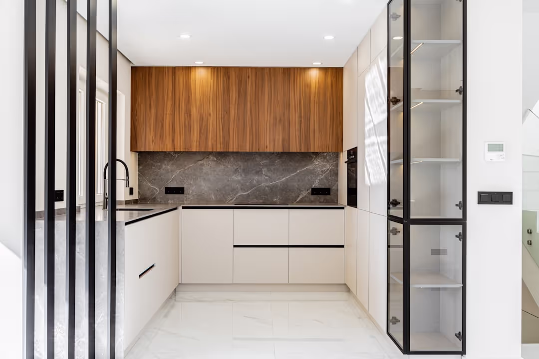 Imagem de uma cozinha elegante e minimalista