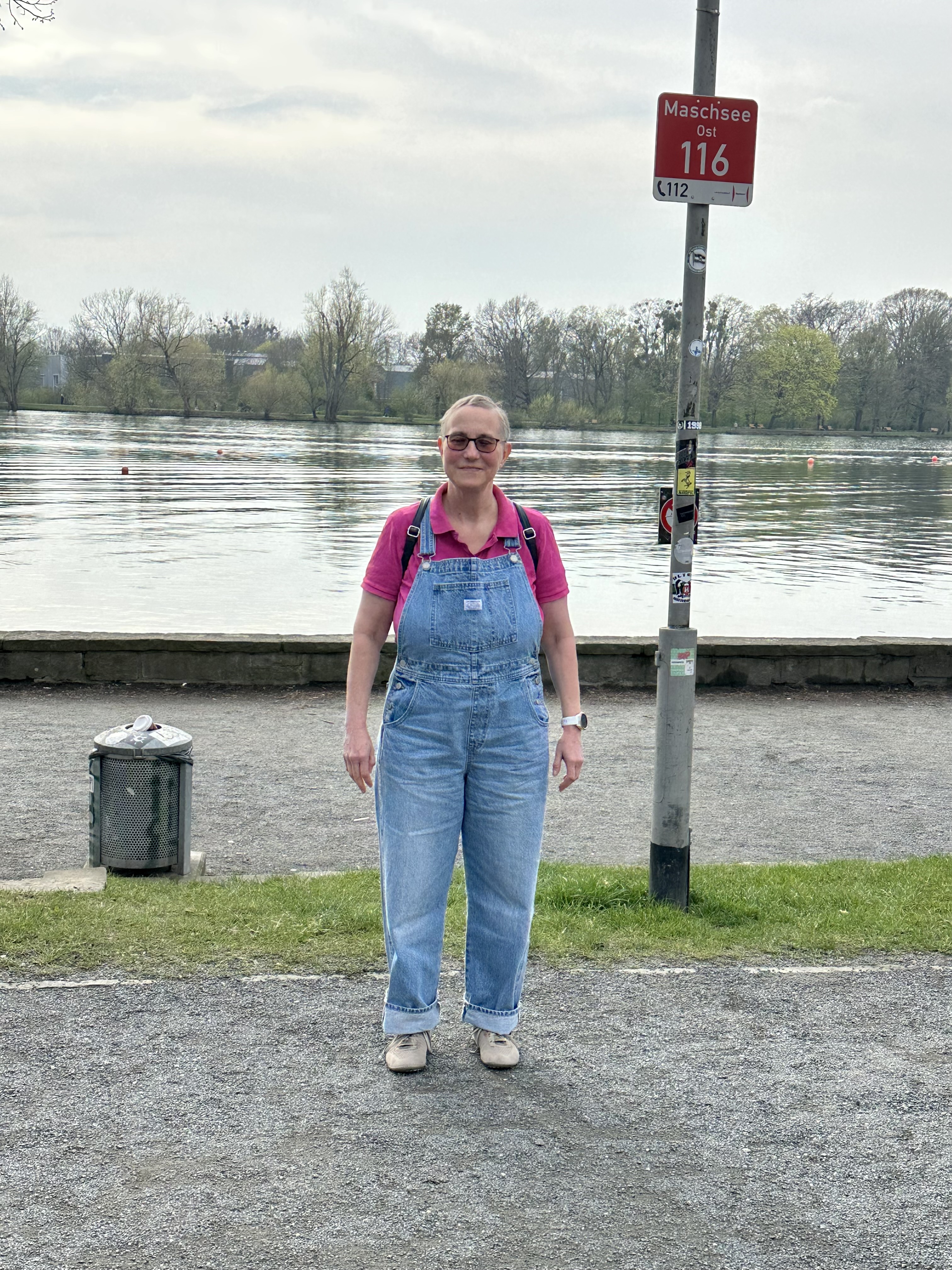 Gudrun, una psicóloga de la salud y coach sonriendo cálidamente