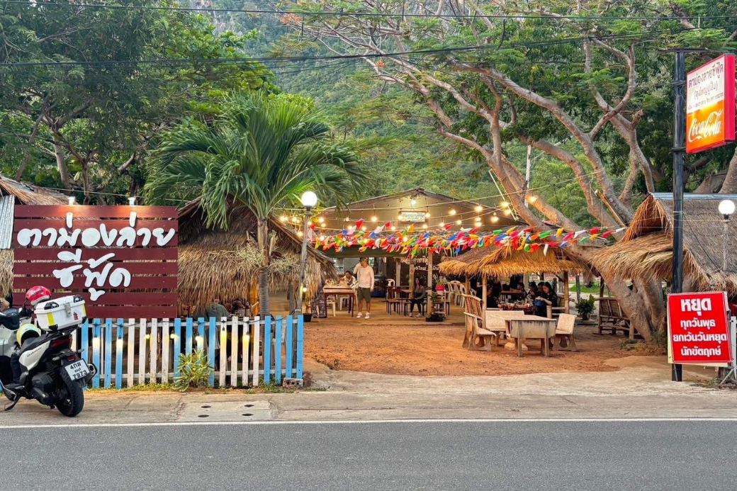 ซีฟู้ดสดๆ หลากหลายเมนู อาทิ กุ้งเผา ปลาเผา และหอย พร้อมเสิร์ฟที่ร้าน ตาม่องล่ายซีฟู้ด ประจวบคีรีขันธ์