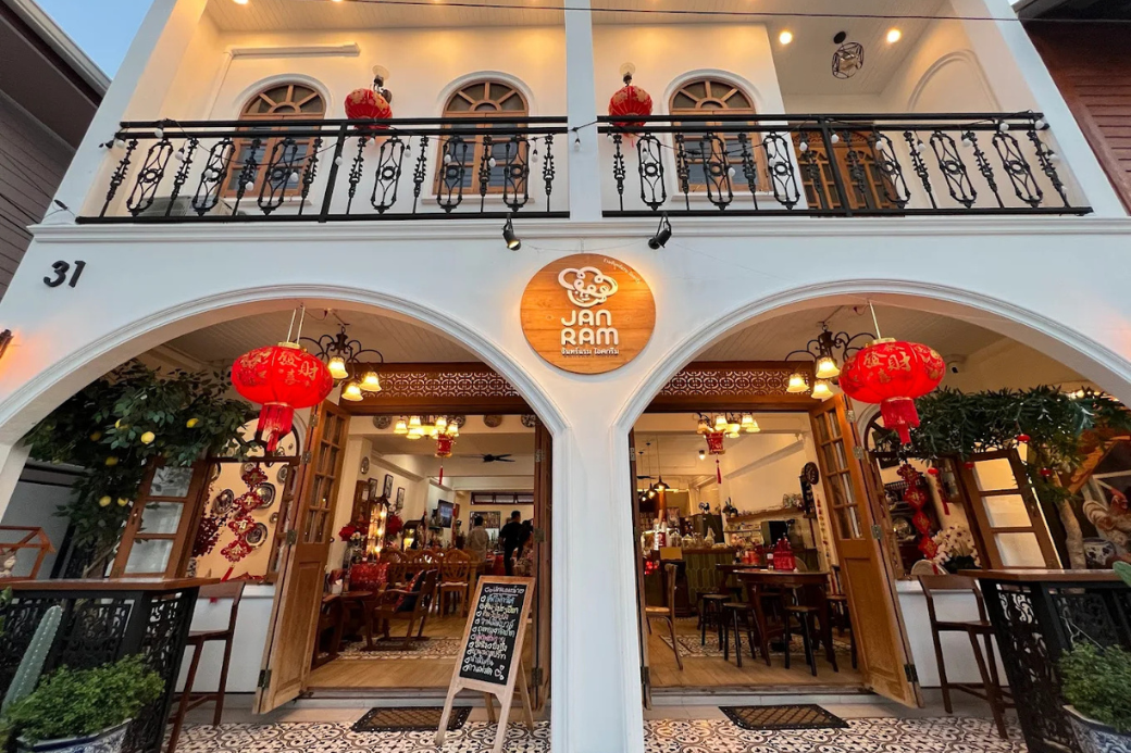 บรรยากาศร้านจันทร์แรม ประจวบคีรีขันธ์ สไตล์มินิมอลวินเทจ โทนสีขาวพาสเทล อบอุ่น เหมาะสำหรับการถ่ายรูป