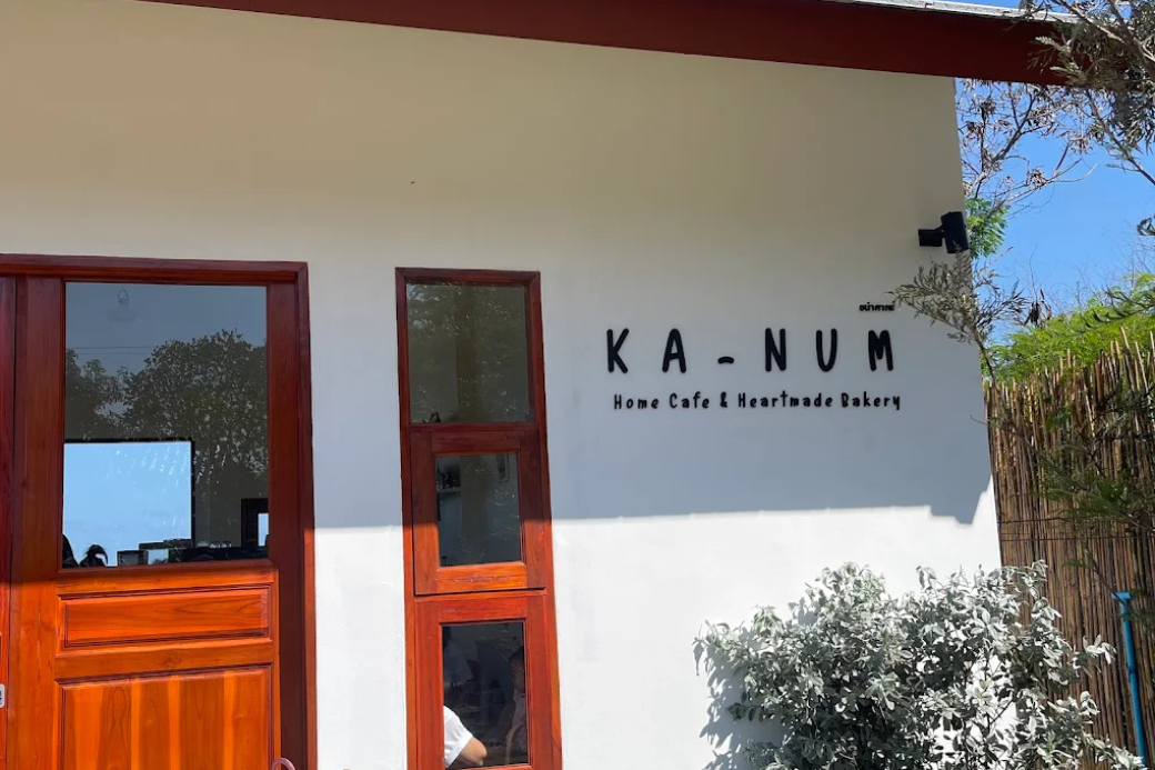 บรรยากาศภายในร้าน KA-NUM Home Cafe ทับสะแก ตกแต่งสไตล์โฮมมี่ มินิมอล โทนสีขาวคลีน มีแสงธรรมชาติส่องถึง