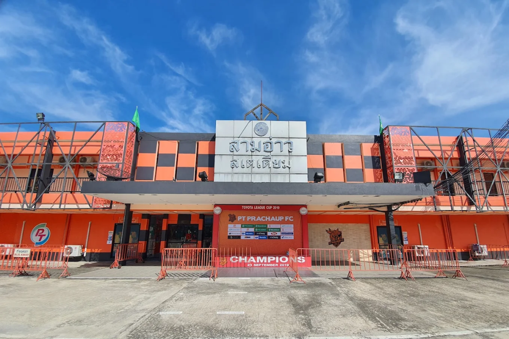 บรรยากาศแฟนบอลที่ส่งเสียงเชียร์ พีที ประจวบ เอฟซี อย่างดุดันที่ สามอ่าว สเตเดียม รังต่อ