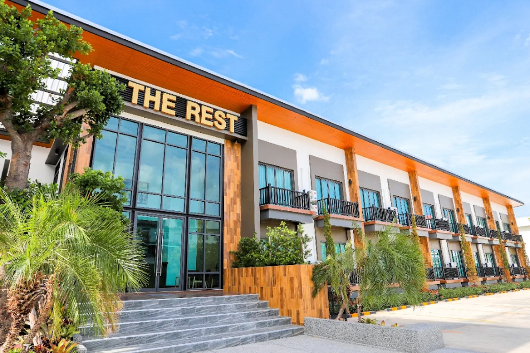 อาคารภายนอกของ The Rest Hotel โรงแรมที่พักในตัวเมืองประจวบคีรีขันธ์ สำหรับการ พักผ่อน อย่างมีคุณภาพ