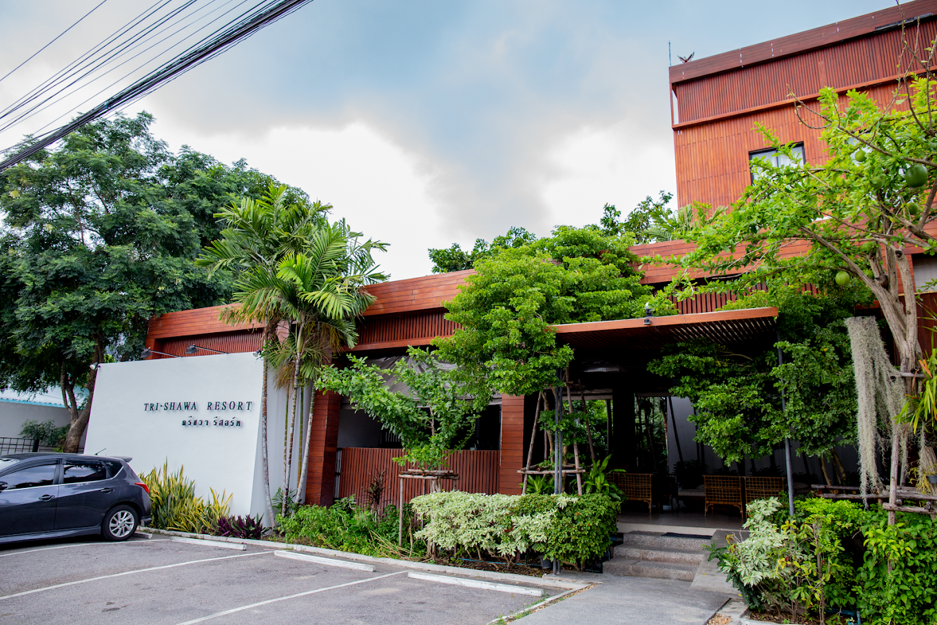 ทางเข้าหลักของ Tri-Shawa Resort (ตรีชวา รีสอร์ท) ตำบลคลองวาฬ จังหวัดประจวบคีรีขันธ์ พร้อมป้ายชื่อโรงแรมที่ชัดเจน