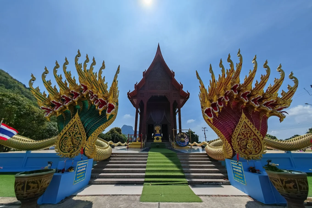 🛵 ซิ่งมอไซค์ตะลุย 'วัดอ่าวน้อย' (โบสถ์ไม้สักทองสุด Unseen) : ทริปเช่ารถของจุ๊ ผู้ที่บ้านอยู่ประจวบฯ ก็จริง แต่ใจมันอยากเที่ยว