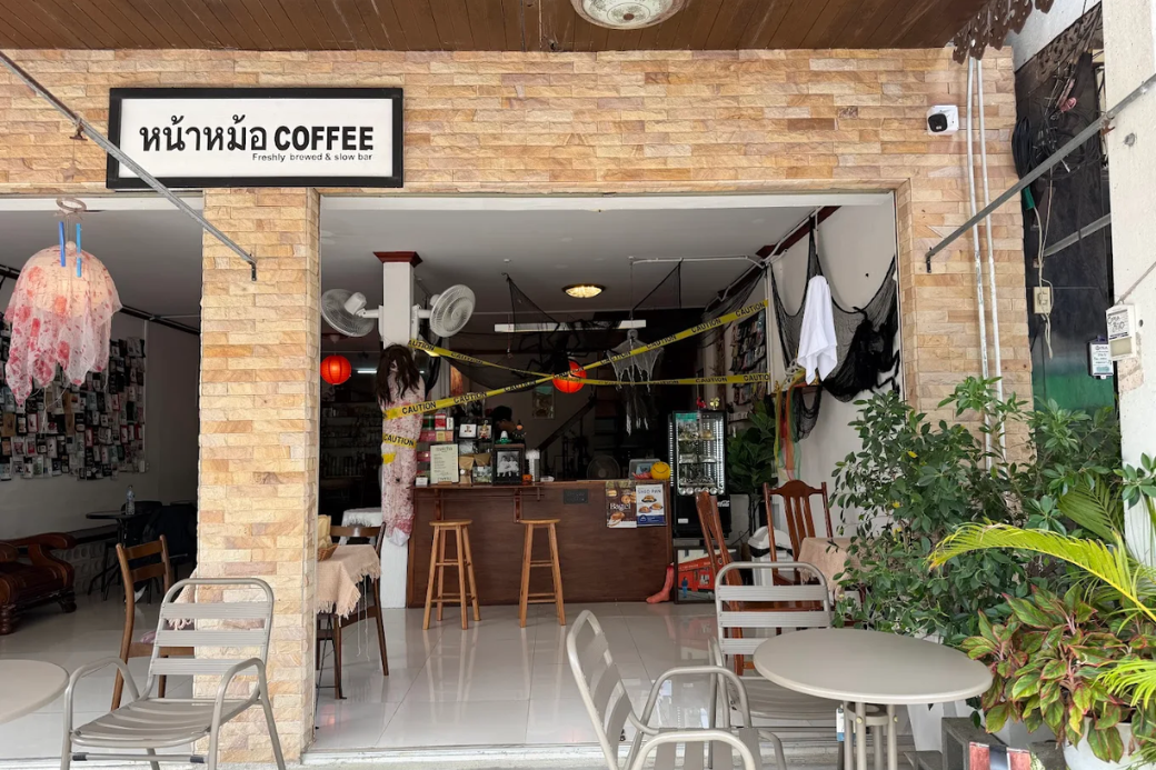 แก้วกาแฟคุณภาพ รสชาติดีเยี่ยม จากร้าน หน้าหม้อ Coffee คาเฟ่ใกล้ทะเล