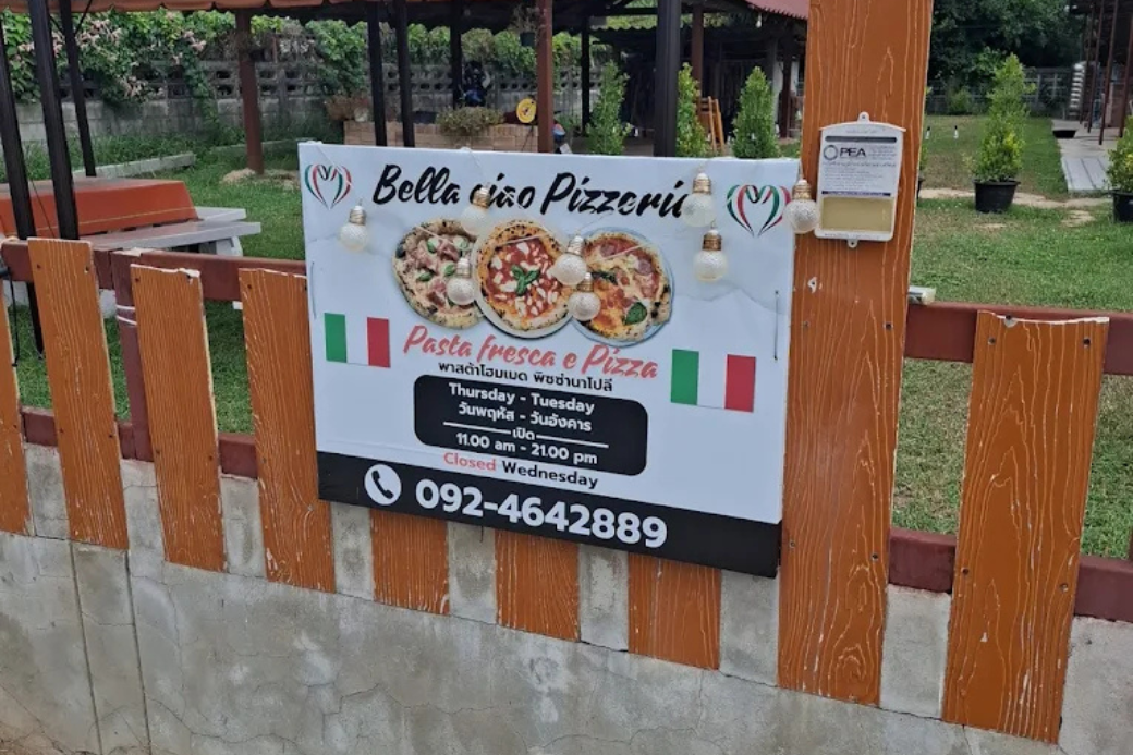 บรรยากาศภายในร้าน Bella Ciao Pizzeria ตกแต่งสไตล์อิตาเลียน อบอุ่น และเป็นกันเอง ในเมืองประจวบคีรีขันธ์