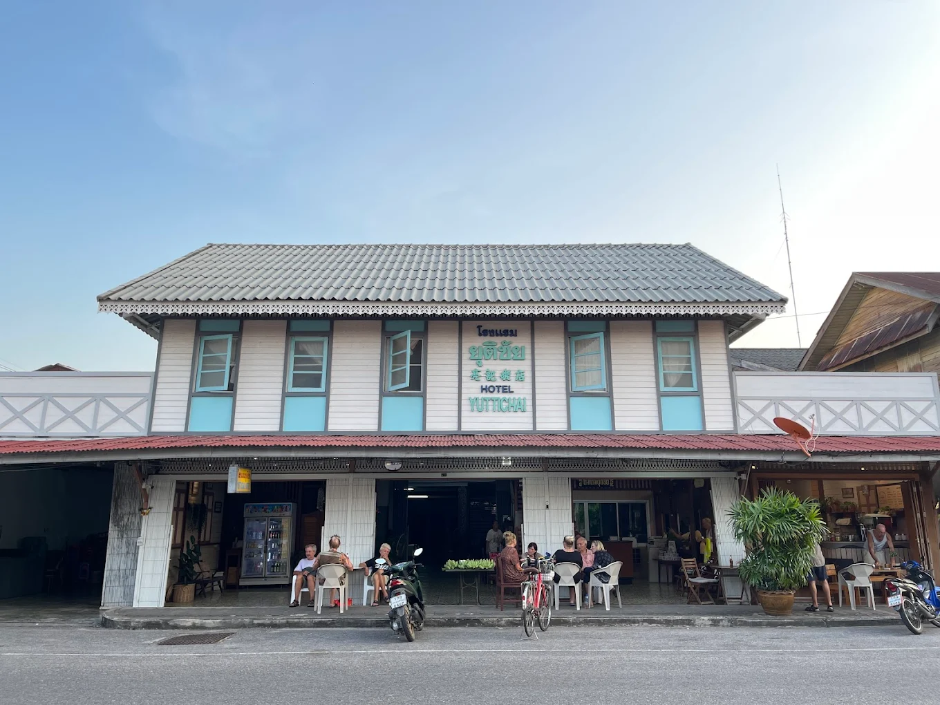 อาคารด้านหน้าโรงแรมยุติชัย ประจวบคีรีขันธ์ สไตล์ไม้เก่าคลาสสิก ใกล้สถานีรถไฟและตลาดกลางคืน