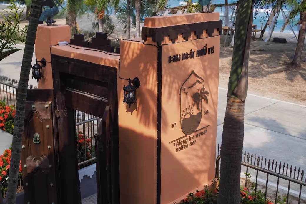 คาเฟ่ Along the beach coffee bar โทนสีส้มอิฐริมหาดบ้านกรูด มุมถ่ายรูปโดดเด่นติดทะเล