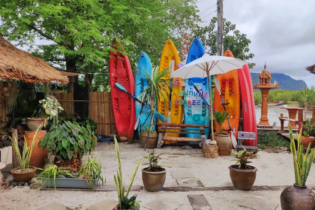 ⛰️ แฟ กัน ป๊ะ: คาเฟ่ลับ เขาแดง กุยบุรี วิวภูเขาและทะเลน้ำกร่อยสุดชิลล์