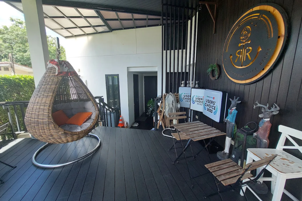 🖤 REST & ROLL: พักกายพักใจ จิบกาแฟชิคๆ ที่คาเฟ่สุดเท่แห่งเมืองประจวบฯ