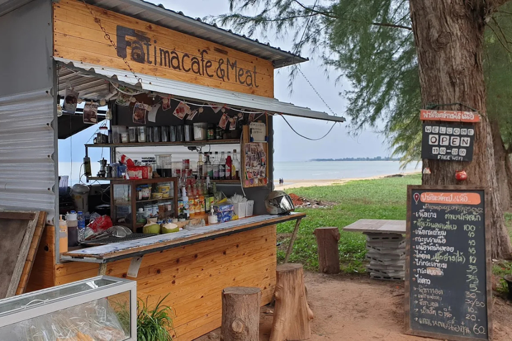 ด้านหน้าร้าน Fatima Cafe & Meat ร้านอาหารอิสลามริมทะเลบางสะพาน มีที่นั่งชิลล์ริมหาด
