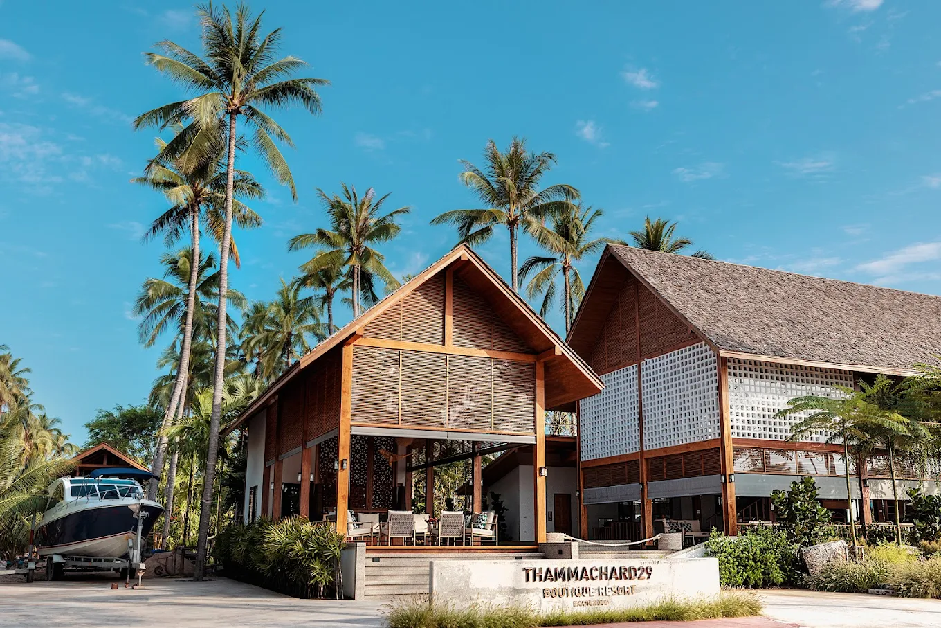 ทางเข้าและป้ายชื่อ Thammachard Resort Baan Krut โรงแรมหรูติดทะเล