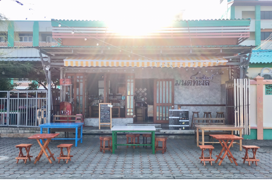 บรรยากาศ Monttalay Cafe&Beer ในช่วงเช้า/กลางวัน พร้อมวิวทะเล สำหรับการจิบกาแฟ คาเฟ่ริมทะเล