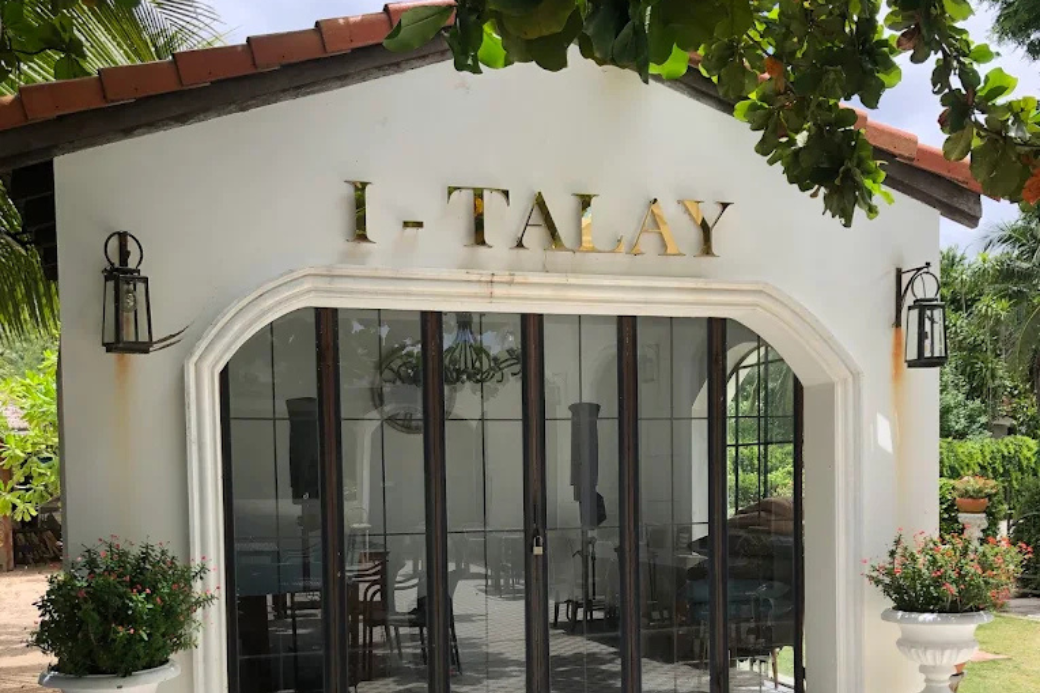 ด้านหน้าร้านอาหารไอทะเล (I TALAY) บางสะพาน อาคารสีขาวสะอาดตา สไตล์คาเฟ่ ติดริมทะเล