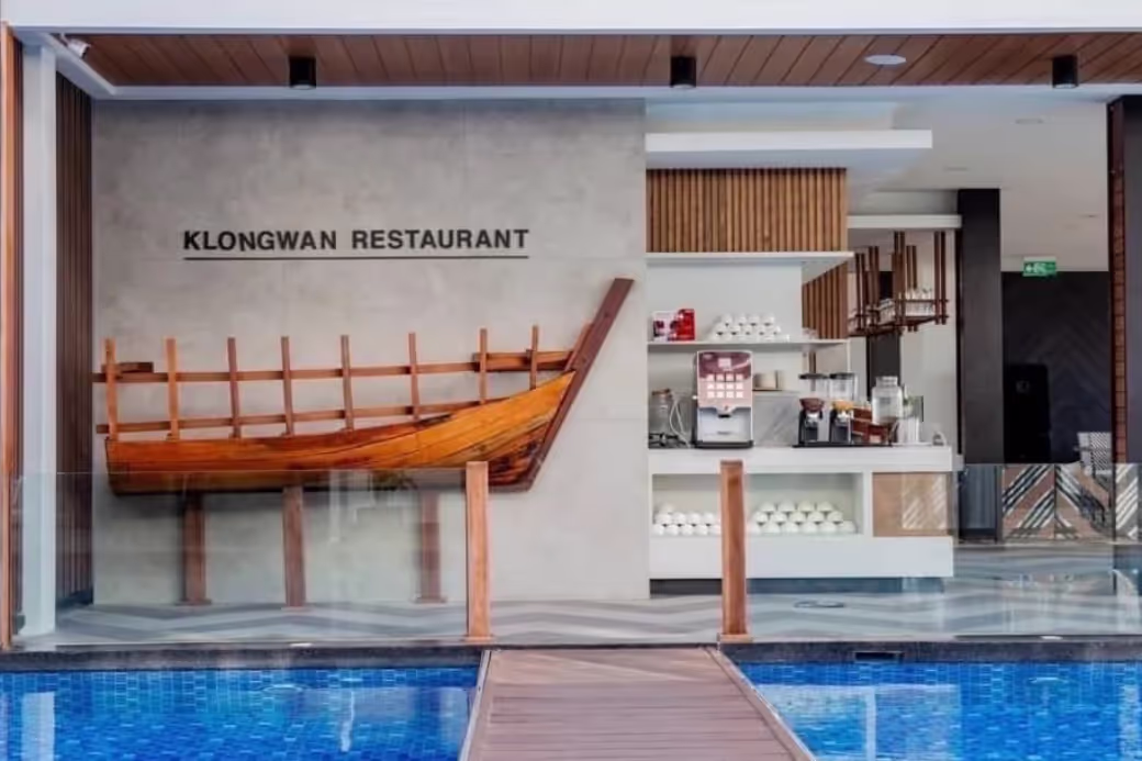 ป้ายชื่อร้าน Klongwan Restaurant (ร้านอาหารคลองวาฬ) และด้านหน้าร้านที่มองเห็นได้ง่าย