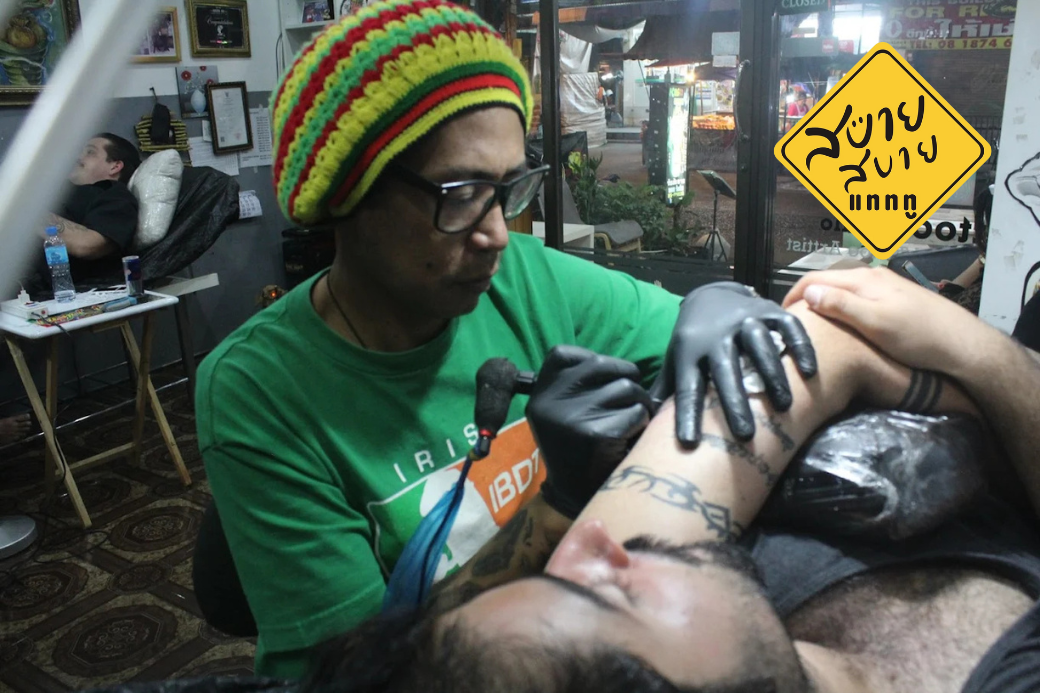 ภาพช่างสักกำลังทำงานในสตูดิโอที่สะอาด หรือภาพอุปกรณ์สักที่เตรียมไว้อย่างถูกสุขลักษณะ