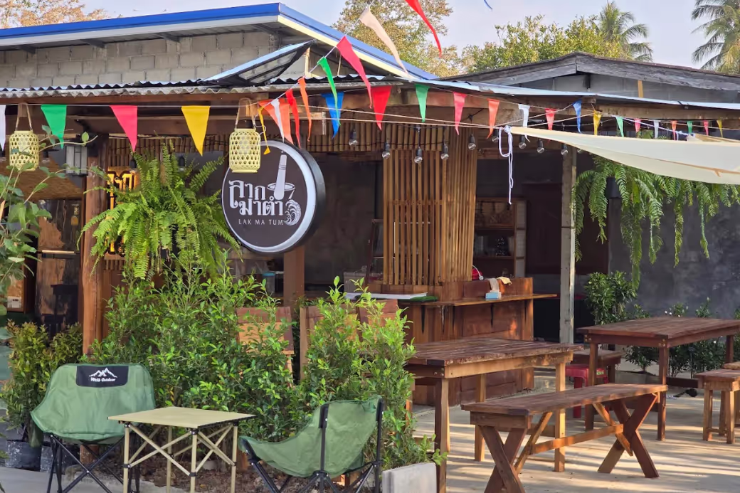 บรรยากาศภายในร้านที่ดูสะอาด เป็นกันเอง และมีพื้นที่กว้างขวาง