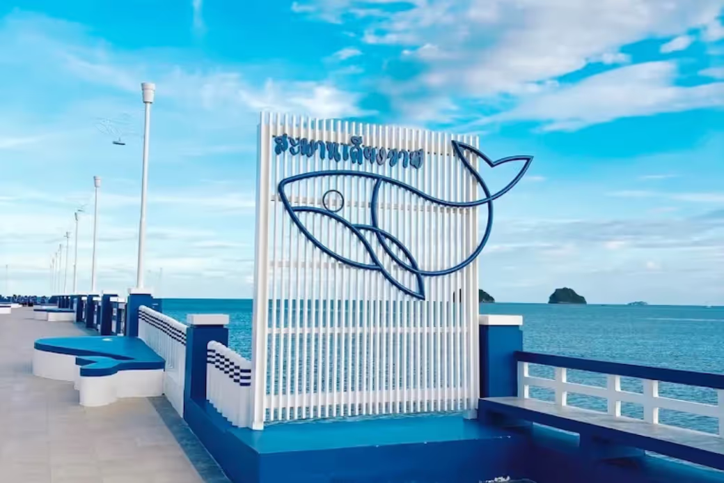 ภาพมุมสะพานเคียงวาฬ ที่ทอดยาวออกสู่ทะเลคลองวาฬ