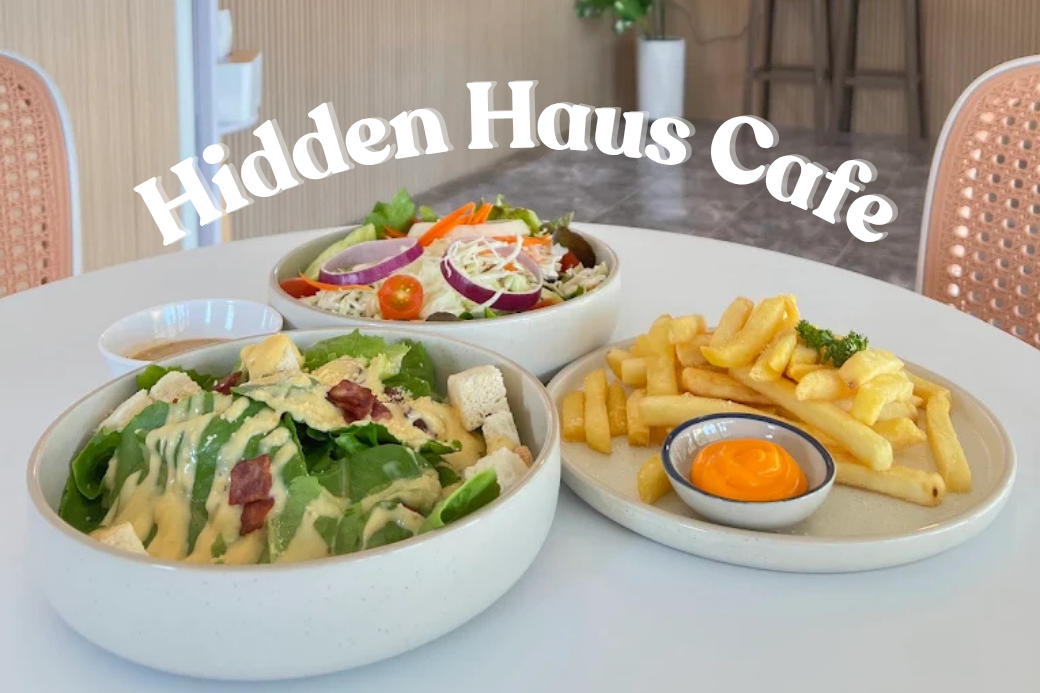 ภาพเครื่องดื่มกาแฟ และเบเกอรี่ที่จัดวางอย่างสวยงามน่าทานของคาเฟ่