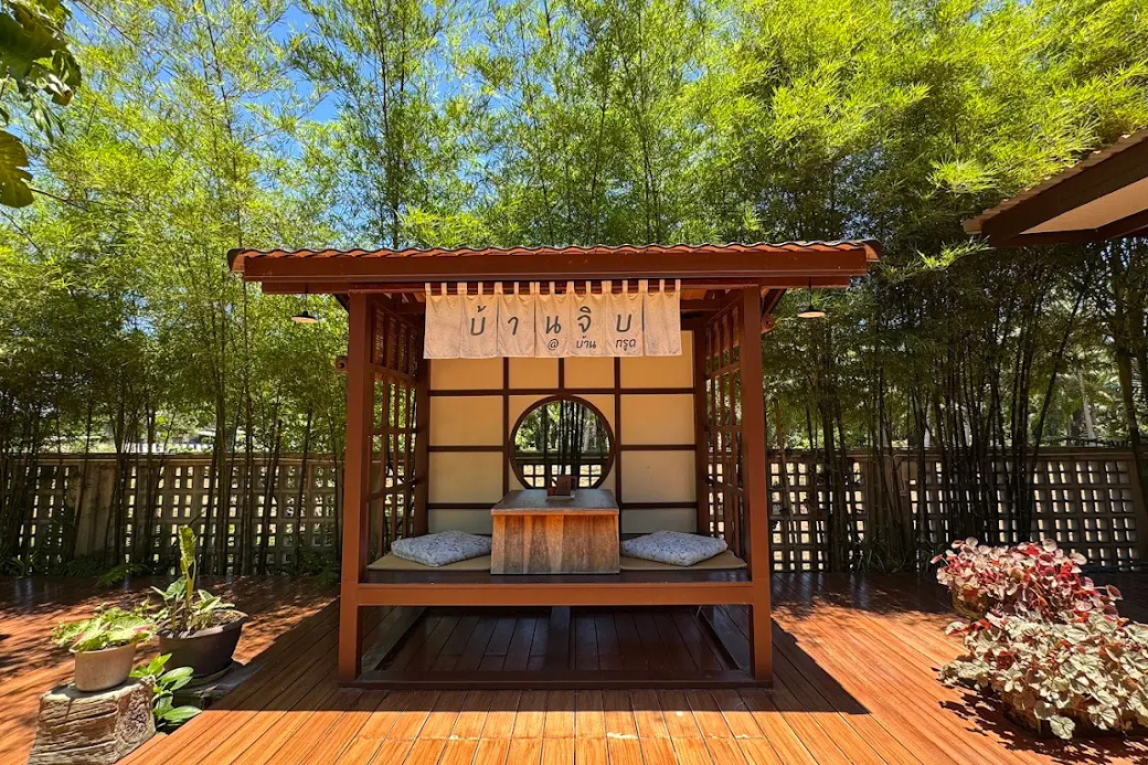 บรรยากาศสวนป่าสไตล์ญี่ปุ่นที่ร่มรื่นของร้านบ้านจิบ ที่บ้านกรูด