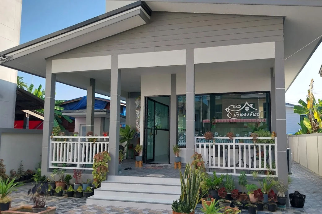 🏠 โฮมมี่ ตามหาความอบอุ่นและเสน่ห์เก่าๆ แวะ บ้านลงขันธ์ Coffee House ประจวบฯ มาจิบกาแฟเหมือนอยู่บ้าน