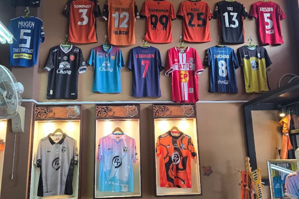 เสื้อ Jersey ทีม พีที ประจวบ เอฟซี ที่จัดแสดงอยู่ในร้าน