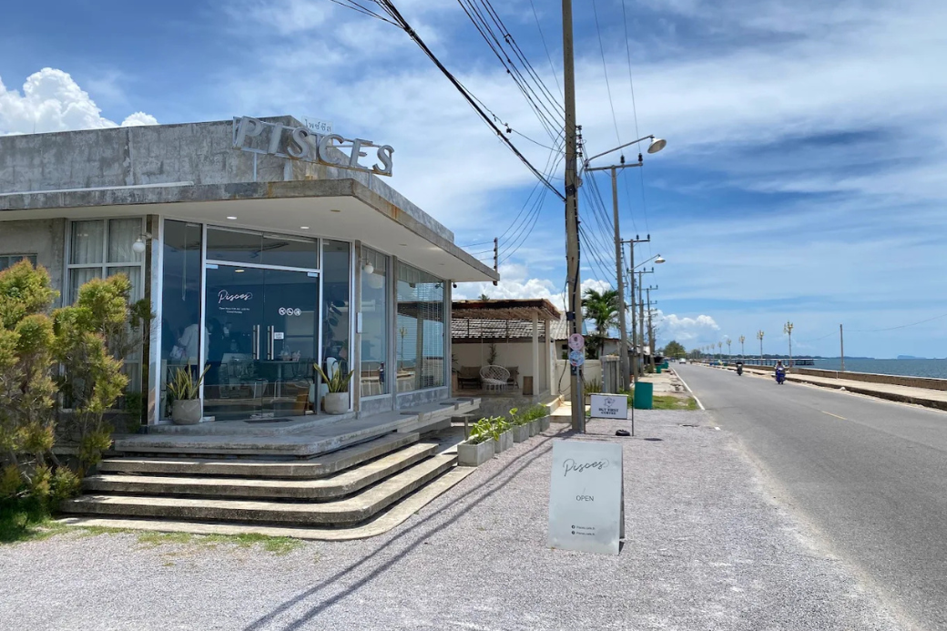 วิวทะเลพาโนรามาที่ Pisces Cafe ทับสะแก คาเฟ่ริมหาดทับสะแก