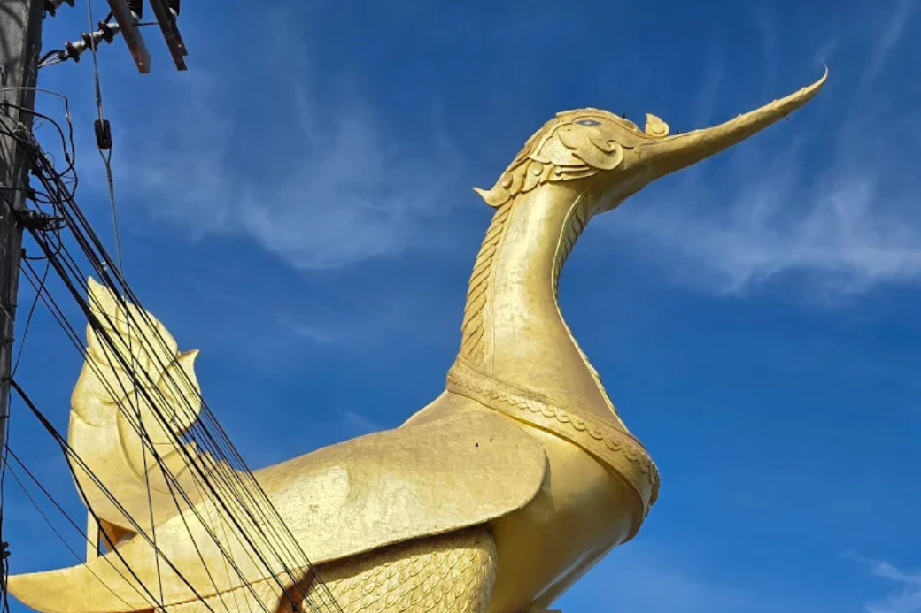 รูปปั้นหงส์ยักษ์สีทองขนาดใหญ่ ที่วัดห้วยลึก อำเภอทับสะแก จังหวัดประจวบคีรีขันธ์