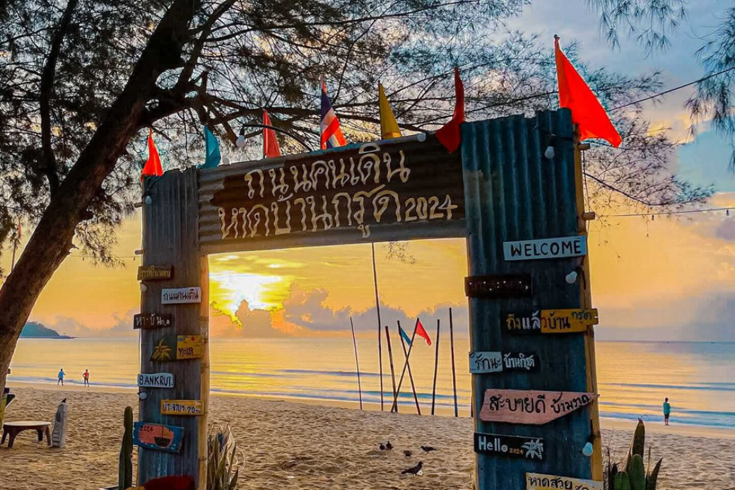 บรรยากาศถนนคนเดินหาดบ้านกรูดในวันอาทิตย์ ริมทะเลประจวบคีรีขันธ์