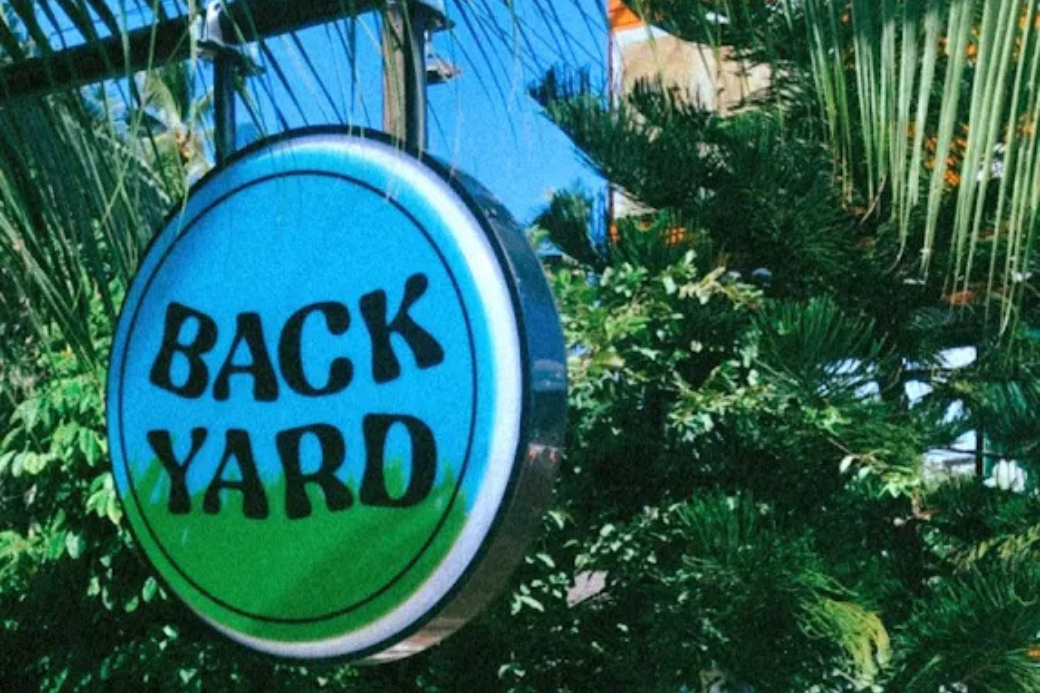 ป้ายชื่อร้าน Backyard Homecafe บางสะพาน ที่ออกแบบเรียบง่ายและอบอุ่น