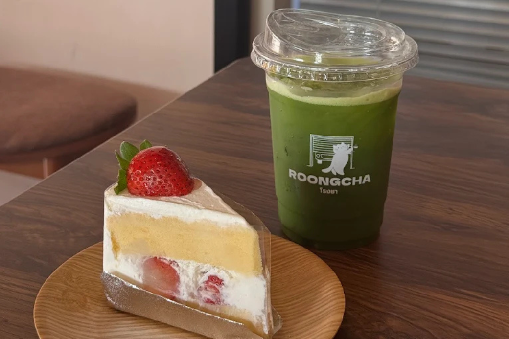 เครื่องดื่มมัทฉะลาเต้ หรือเมนูชาเขียวเข้มข้นที่ RoongCha Coffee & Matcha
