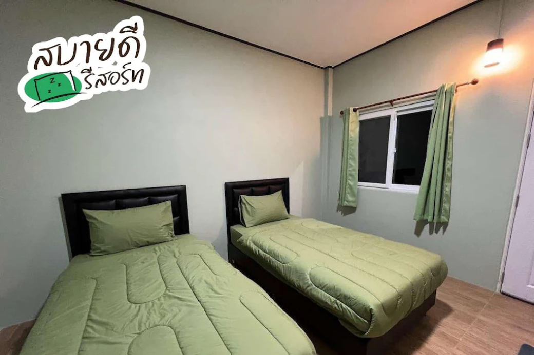 ภายในห้องพักสะอาด กว้างขวาง มีเตียงนุ่มสบาย และสิ่งอำนวยความสะดวกครบครัน