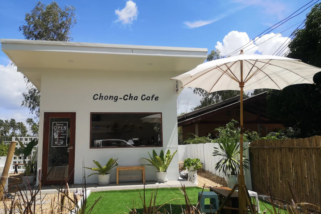ภายนอกร้าน Chong-cha cafe' by nabtang ที่ตกแต่งสวยงาม มีต้นไม้ร่มรื่นในจังหวัดประจวบคีรีขันธ์