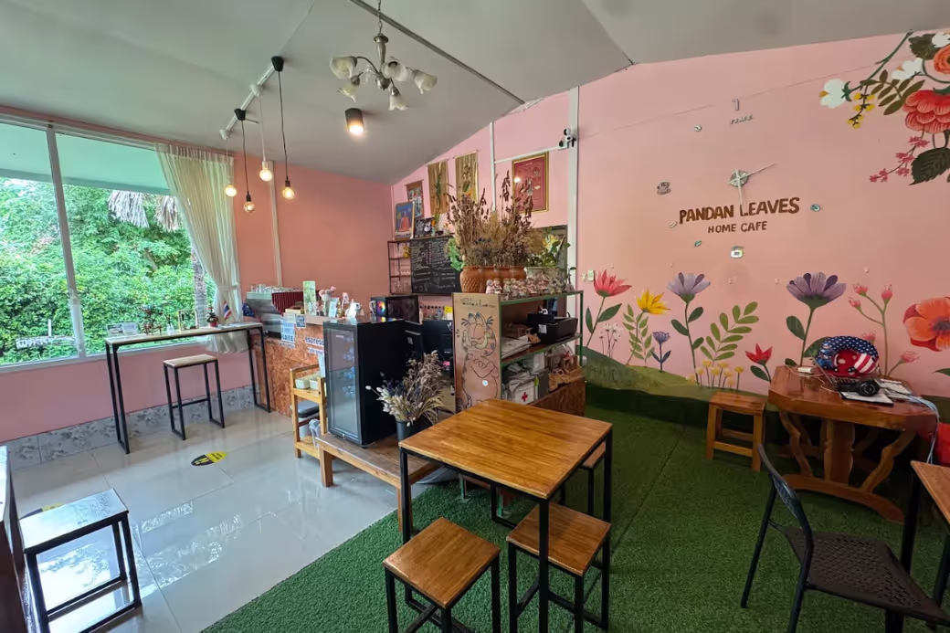 บรรยากาศคาเฟ่ในสวนร่มรื่น Pandan Leaves Home Cafe ร้านกาแฟสไตล์โฮมมี่