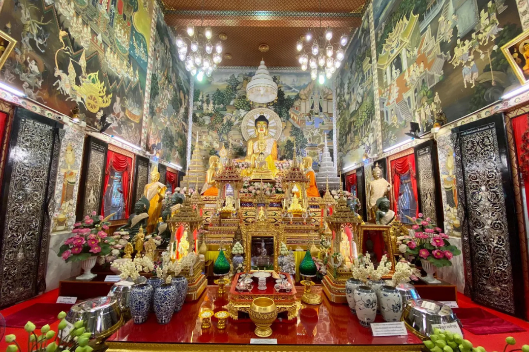 รูปหล่อหลวงพ่อในกุฏิ พระเกจิอาจารย์ชื่อดังที่เป็นที่เคารพศรัทธาในวัดกุยบุรี