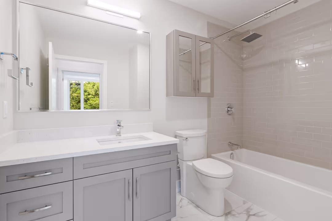 Modern and clean en-suite bathroom with fresh towels and contemporary fixtures.