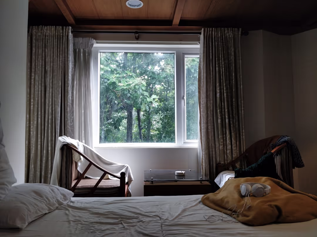 Cozy double room with a view, featuring comfortable bedding and natural light.