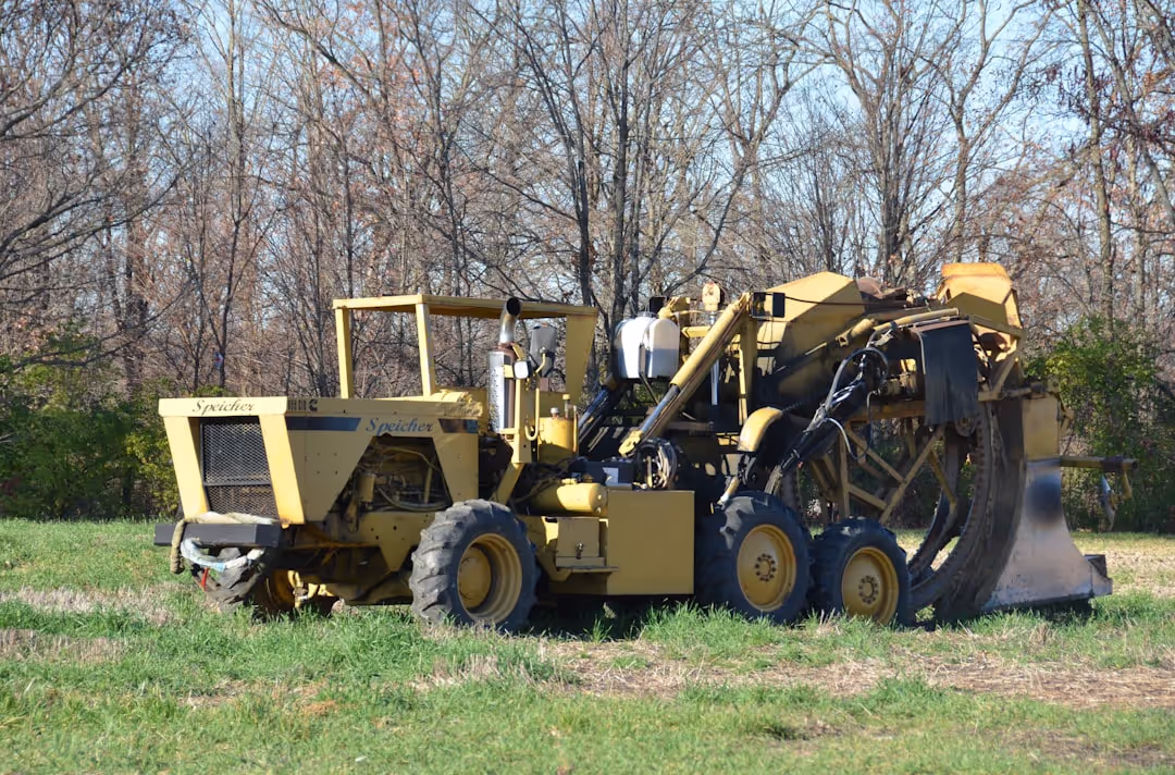 Machines de terrassement au travail sur un site