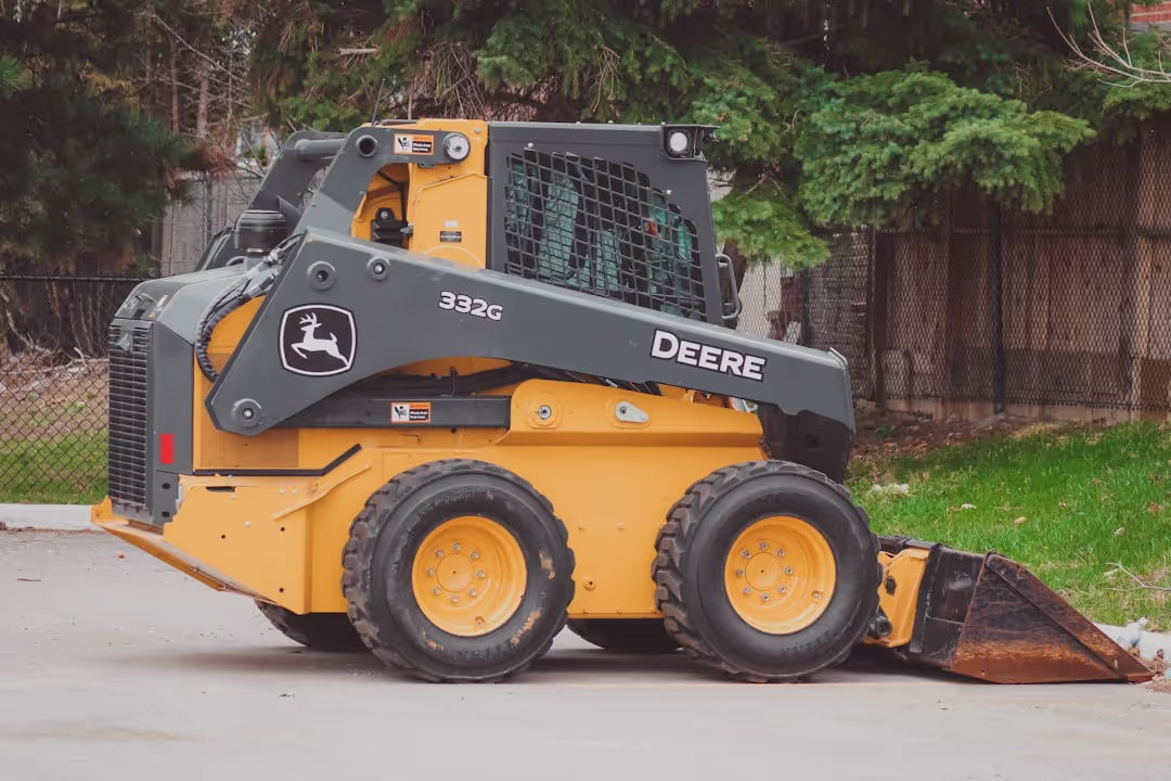 Équipement lourd sur un chantier de construction