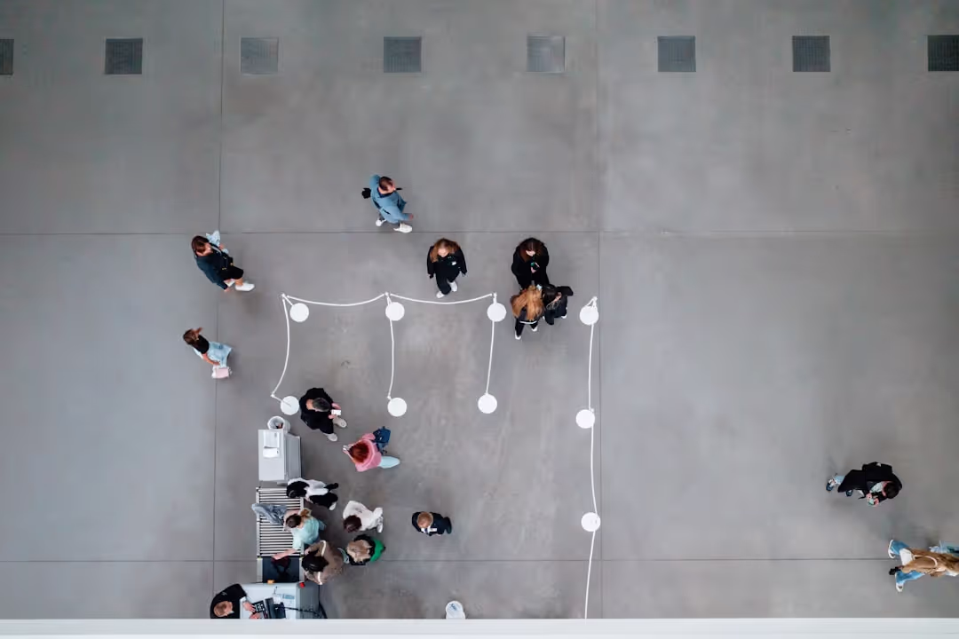 An illustration showing a central business connected to multiple affiliates, symbolizing a network effect in affiliate marketing.