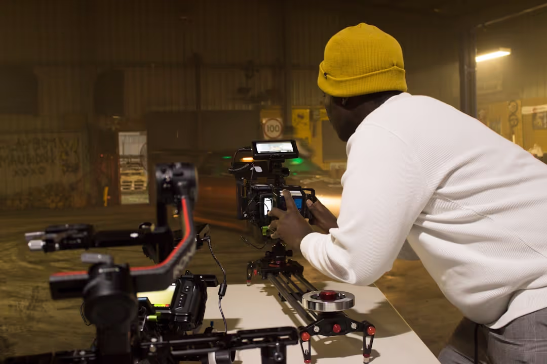 Técnico de iluminación ajustando las luces en un set de filmación