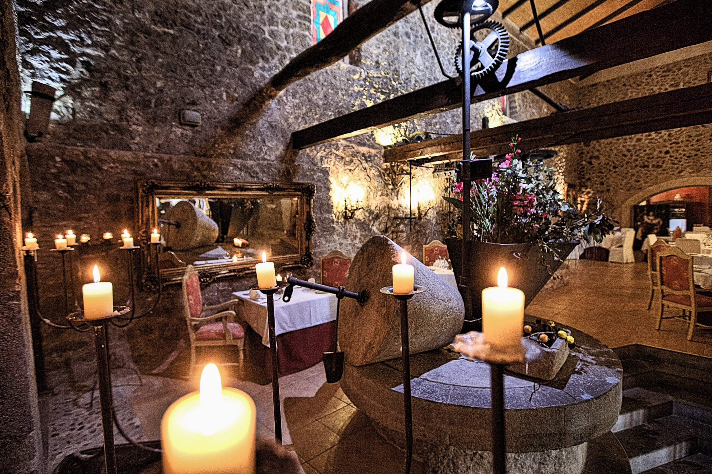 A nearly 400-year-old hall with an original olive oil mill (Tafona), set up for an elegant event.